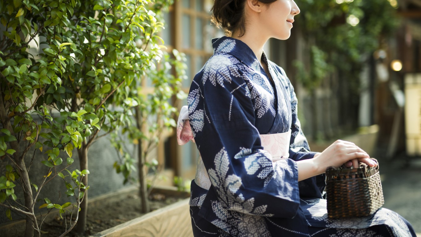 着物着てベンチに座っている女性